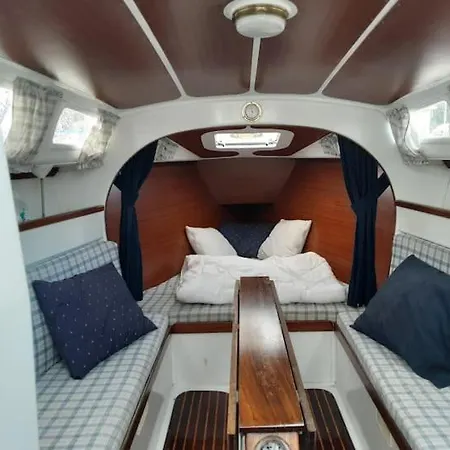 Hotel na wodzie Vintage Sailboat In Belem Lizbona