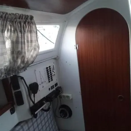 Vintage Sailboat In Belem ספינת מלון ליסבון