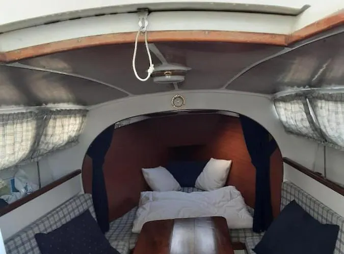 Bateau-hôtel Vintage Sailboat In Belém Lisboa